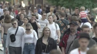 Ukrayna 'nın Kyiv caddesinde yürüyen bir kalabalık.