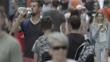 Ukrayna 'nın Kyiv caddesinde yürüyen bir kalabalık.