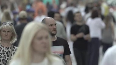 Ukrayna 'nın Kyiv caddesinde yürüyen bir kalabalık.
