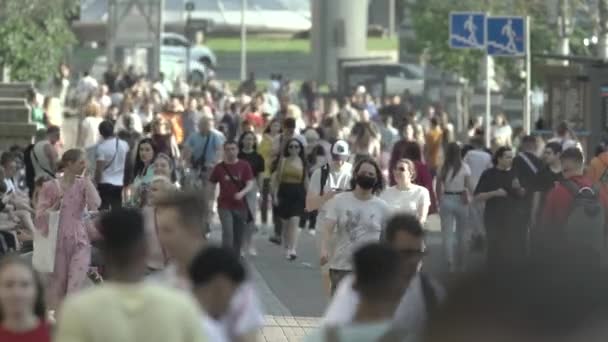 Une foule de personnes marchant le long de la rue de Kiev, Ukraine — Video