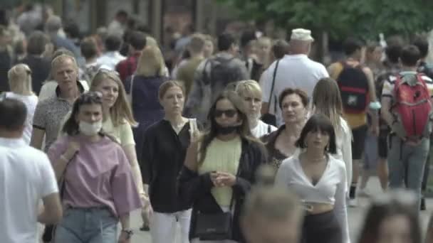 Een menigte van mensen lopen langs de straat van Kiev, Oekraïne — Stockvideo