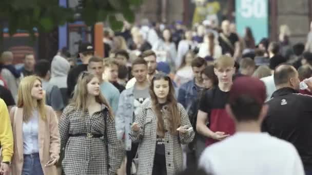 Une foule de personnes marchant le long de la rue de Kiev, Ukraine — Video