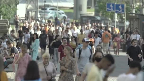 Una multitud de personas caminando por la calle de Kiev, Ucrania — Vídeo de stock