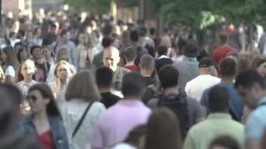 Ukrayna 'nın Kyiv caddesinde yürüyen bir kalabalık.