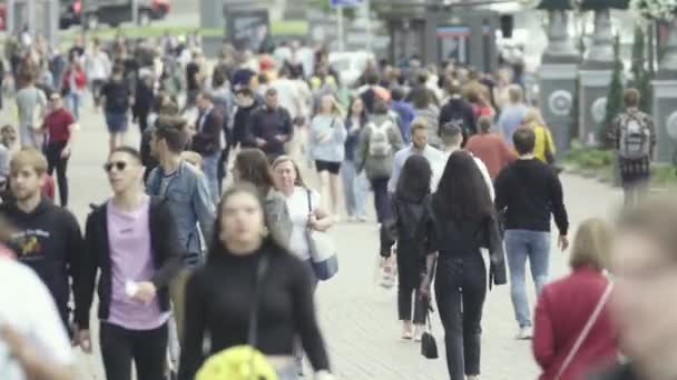 Een menigte van mensen lopen langs de straat van Kiev, Oekraïne — Stockvideo