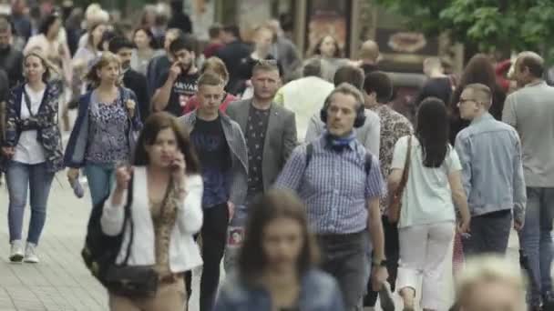 우크라이나, 키예프의 거리를 걷고 있는 사람들의 무리 — 비디오