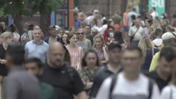 Толпа людей, идущих по улице Киева — стоковое видео