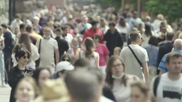 A crowd of people walking along the street of Kyiv, Ukraine — Stock Video