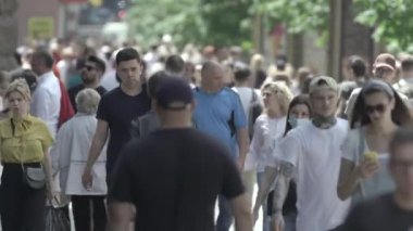 Ukrayna 'nın Kyiv caddesinde yürüyen bir kalabalık.