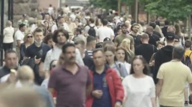 Ukrayna 'nın Kyiv caddesinde yürüyen bir kalabalık.