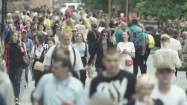 Gündüzleri kalabalık şehir caddeleri. Kyiv, Ukrayna