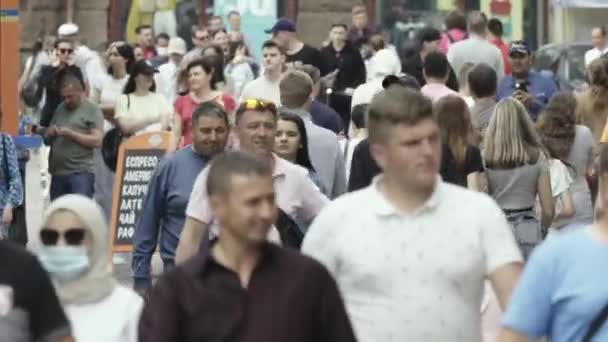 Gündüzleri kalabalık şehir caddeleri. Kyiv, Ukrayna — Stok video