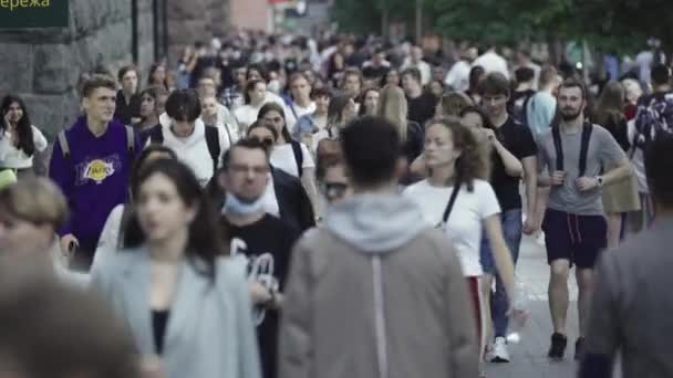 Calle llena de gente durante el día. Kiev, Ucrania — Vídeos de Stock