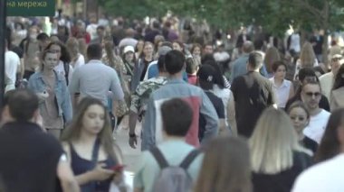 Gündüzleri kalabalık şehir caddeleri. Kyiv, Ukrayna