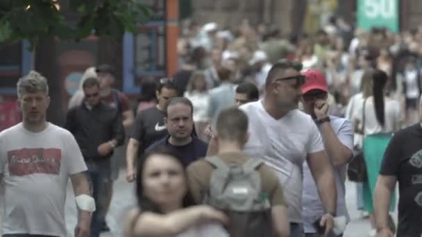 Calle llena de gente durante el día. Kiev, Ucrania — Vídeos de Stock