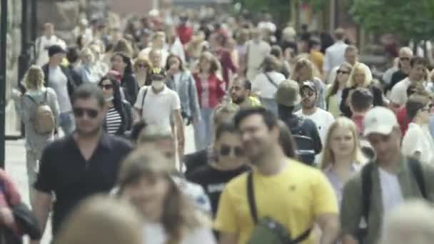 Calle llena de gente durante el día. Kiev, Ucrania — Vídeo de stock