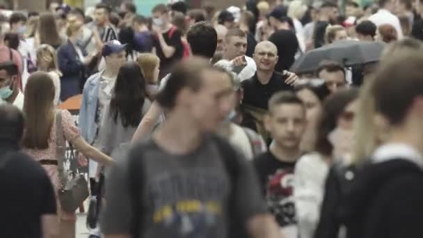 Rua da cidade lotada durante o dia. Kiev, Ucrânia — Vídeo de Stock