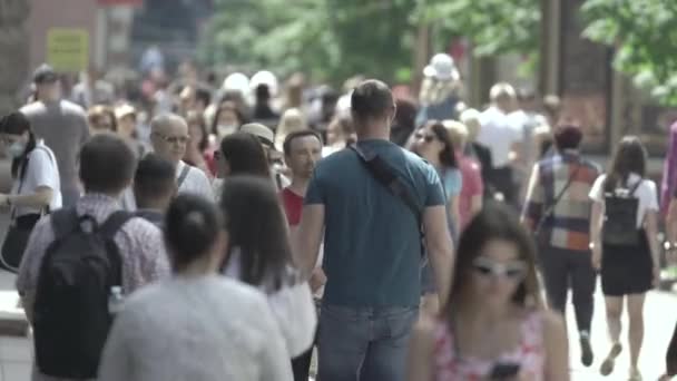 Přes den přeplněná ulice. Kyjev, Ukrajina — Stock video