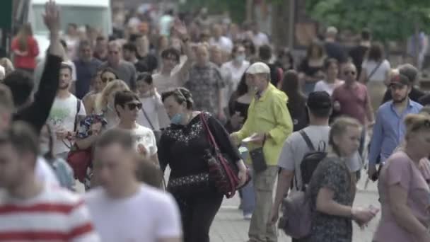 Calle llena de gente durante el día. Kiev, Ucrania — Vídeo de stock
