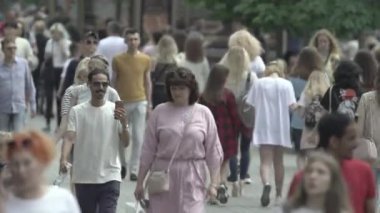 Gündüzleri kalabalık şehir caddeleri. Kyiv, Ukrayna