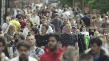 Gündüzleri kalabalık şehir caddeleri. Kyiv, Ukrayna