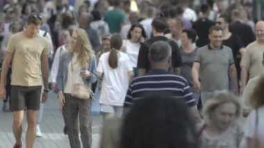 Gündüzleri kalabalık şehir caddeleri. Kyiv, Ukrayna