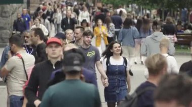 Gündüzleri kalabalık şehir caddeleri. Kyiv, Ukrayna