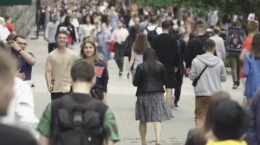 Gündüzleri kalabalık şehir caddeleri. Kyiv, Ukrayna