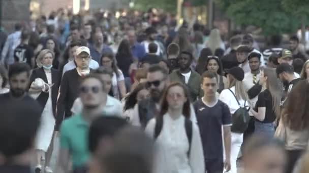 Calle llena de gente durante el día. Kiev, Ucrania — Vídeos de Stock