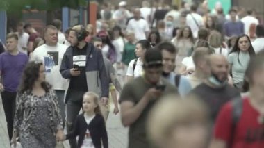 Gündüzleri kalabalık şehir caddeleri. Kyiv, Ukrayna