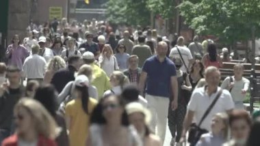 Gündüzleri kalabalık şehir caddeleri. Kyiv, Ukrayna