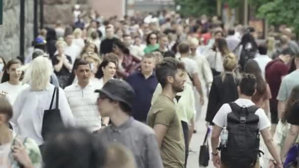 Rua da cidade lotada durante o dia. Kiev, Ucrânia — Vídeo de Stock