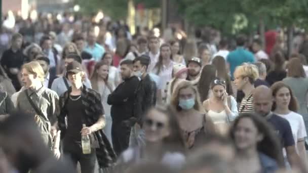 Rue bondée de la ville pendant la journée. Kiev, Ukraine — Video