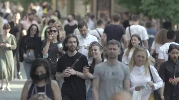 Calle llena de gente durante el día. Kiev, Ucrania — Vídeos de Stock