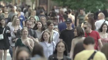 Gündüzleri kalabalık şehir caddeleri. Kyiv, Ukrayna