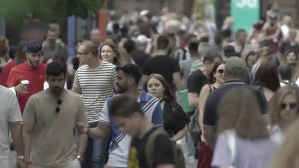 Strade affollate durante il giorno. Kiev, Ucraina — Video Stock