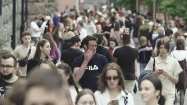 Gündüzleri kalabalık şehir caddeleri. Kyiv, Ukrayna