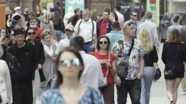 Rua da cidade lotada durante o dia. Kiev, Ucrânia — Vídeo de Stock