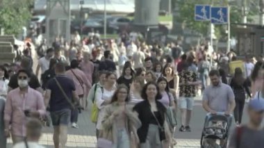 Gündüzleri kalabalık şehir caddeleri. Kyiv, Ukrayna