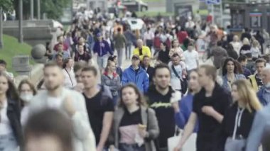 Gündüzleri kalabalık şehir caddeleri. Kyiv, Ukrayna
