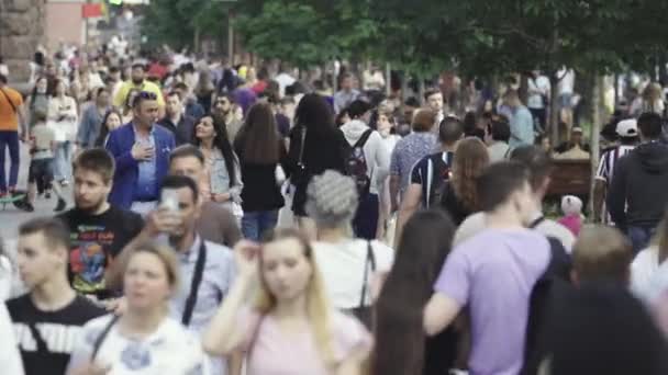 Calle llena de gente durante el día. Kiev, Ucrania — Vídeos de Stock