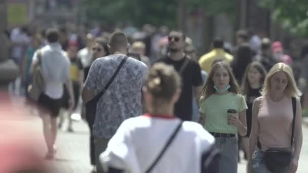 Calle llena de gente durante el día. Kiev, Ucrania — Vídeos de Stock
