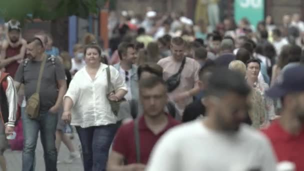 Rue bondée de la ville pendant la journée. Kiev, Ukraine — Video