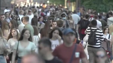 Gündüzleri kalabalık şehir caddeleri. Kyiv, Ukrayna