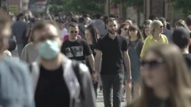 Gündüzleri kalabalık şehir caddeleri. Kyiv, Ukrayna