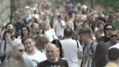 Gündüzleri kalabalık şehir caddeleri. Kyiv, Ukrayna