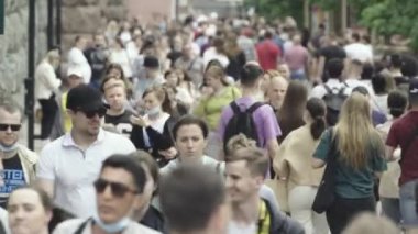 Gündüzleri kalabalık şehir caddeleri. Kyiv, Ukrayna