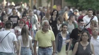 Gündüzleri kalabalık şehir caddeleri. Kyiv, Ukrayna