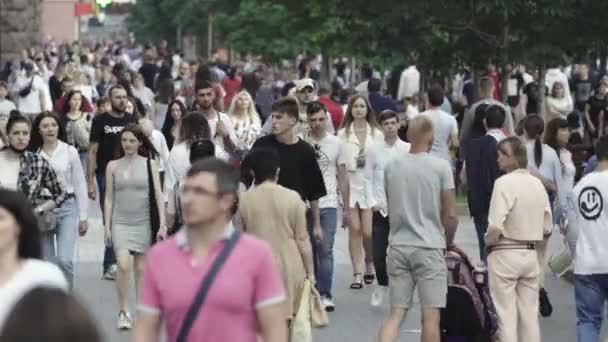 Rua da cidade lotada durante o dia. Kiev, Ucrânia — Vídeo de Stock