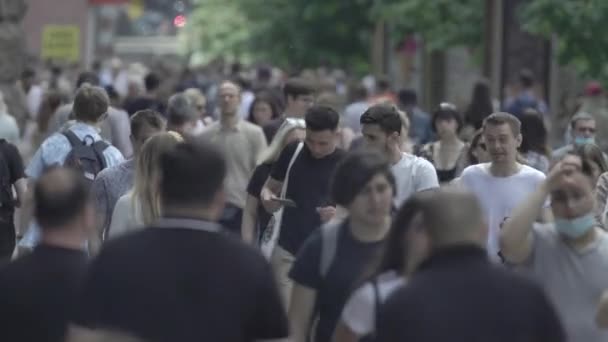 Calle llena de gente durante el día. Kiev, Ucrania — Vídeos de Stock